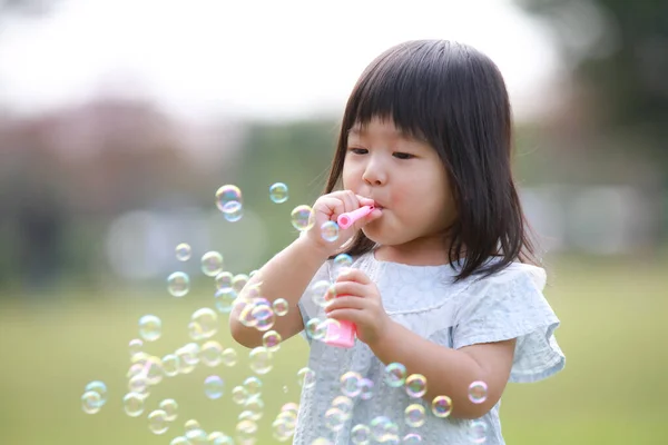 Niña Japonesa Soplando Burbujas Jabón Parque —  Fotos de Stock