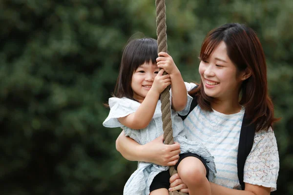 Mãe Com Filhinha Fofa Brincando Juntos Parque — Fotografia de Stock