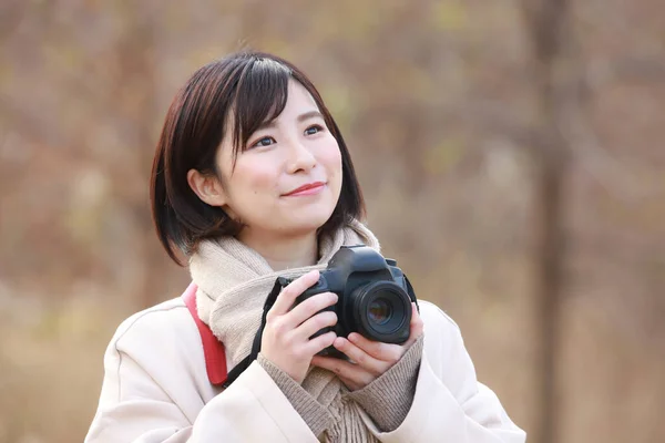 Azjatycka Kobieta Robi Zdjęcia Parku — Zdjęcie stockowe