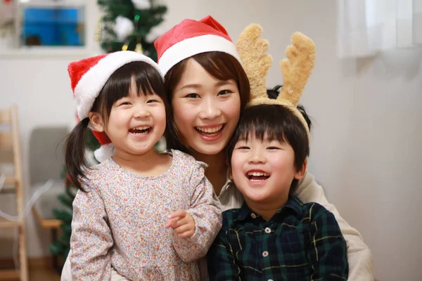 Szczęśliwy Azji Matka Dzieci Boże Narodzenie — Zdjęcie stockowe