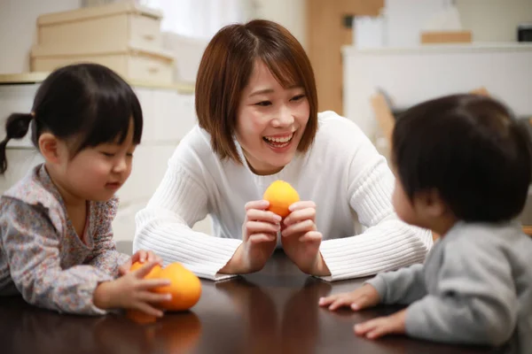 Азиатская Мать Дети Едят Здоровую Пищу Кухне — стоковое фото