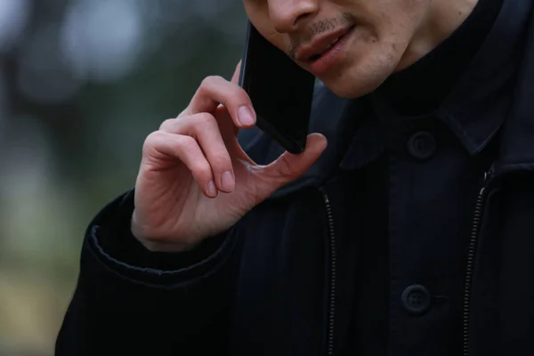 Jonge Aziatische Man Met Behulp Van Smartphone Achtergrond — Stockfoto