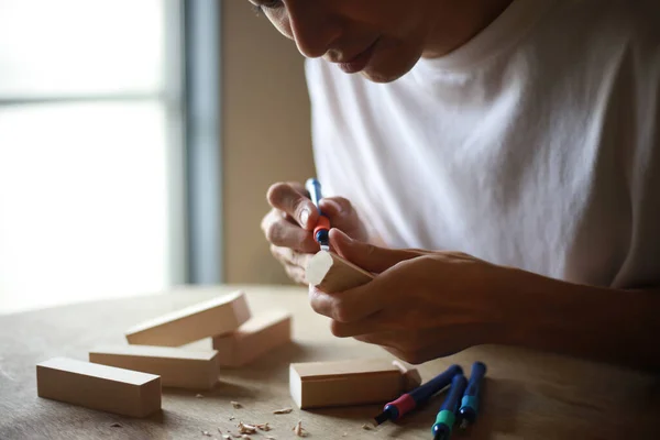 Jovem Carpinteiro Masculino Com Blocos Madeira Mesa Trabalho — Fotografia de Stock