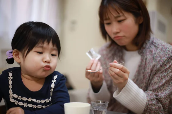 Asiática Mãe Dando Remédio Para Sua Pequena Filha — Fotografia de Stock