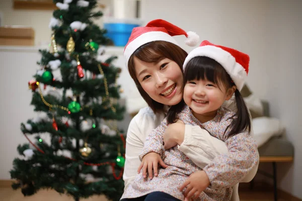 Asijské Matka Dcera Objímání Vánoční Pokoj — Stock fotografie