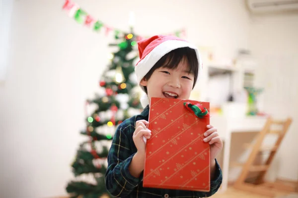 Lindo Asiático Chico Con Navidad Presente —  Fotos de Stock