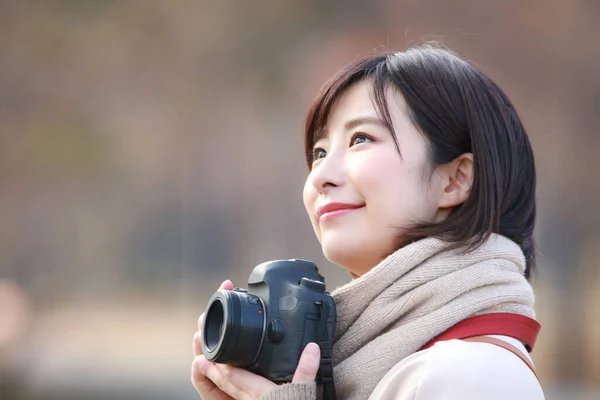 Azjatycka Kobieta Robi Zdjęcia Parku — Zdjęcie stockowe