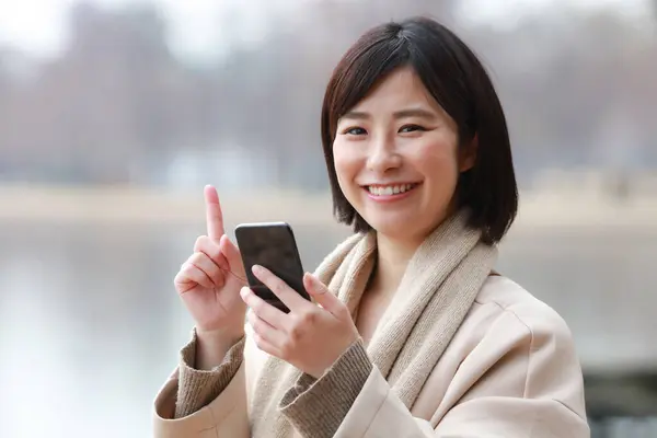 一个女人用智能手机的照片 — 图库照片