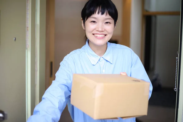 Mujer Asiática Recibiendo Parto Paquete — Foto de Stock