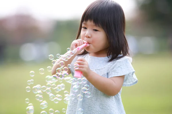 Niña Japonesa Soplando Burbujas Jabón Parque — Foto de Stock