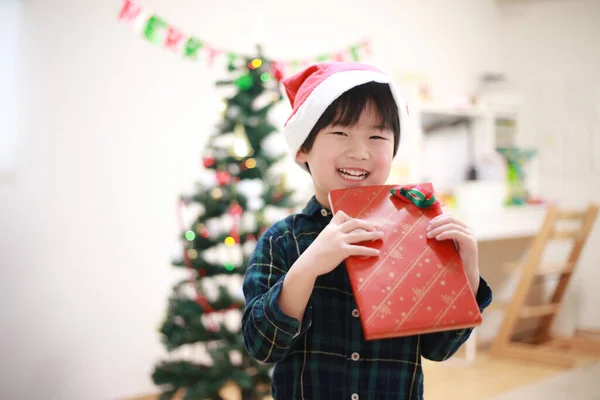 Bonito Asiático Menino Com Natal Presente — Fotografia de Stock