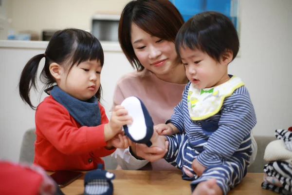 Asiatische Familie Spielt Hause — Stockfoto