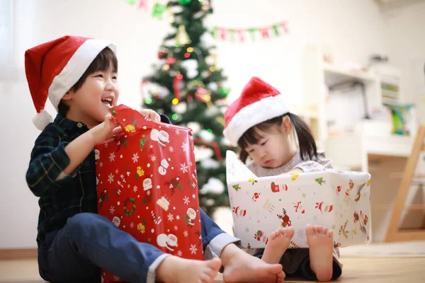 Imagem Crianças Abrindo Presentes Natal — Fotografia de Stock