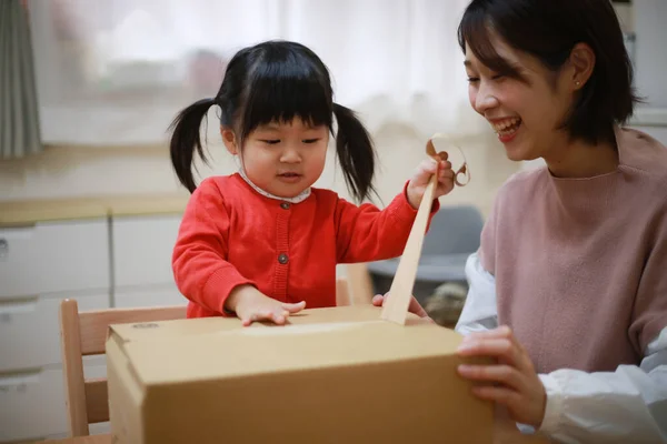 Asiatische Mutter Und Tochter Spielen Mit Karton Hause — Stockfoto