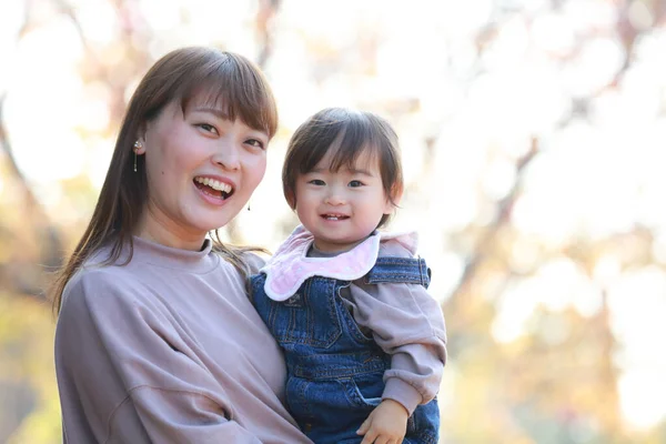 Carino Poco Asiatico Ragazza Suo Mamma Parco Avendo Divertimento — Foto Stock