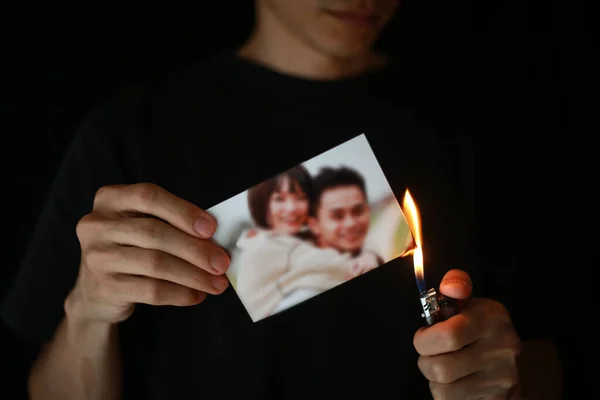 Man Met Een Brandende Foto — Stockfoto