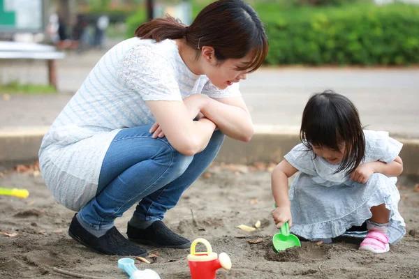 Madre Con Figlioletta Carina Che Gioca Insieme Nel Parco — Foto Stock