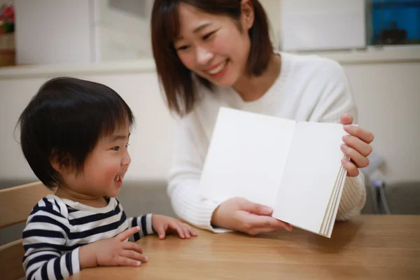 Szczęśliwy Azji Rodzina Czytania Książki Domu — Zdjęcie stockowe