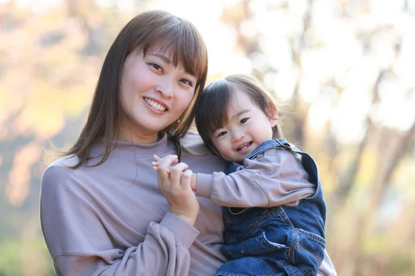 Söt Liten Asiatisk Flicka Och Hennes Mamma Parken Har Kul — Stockfoto