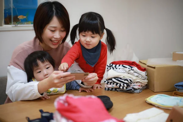 亚洲家庭在家里玩耍 — 图库照片
