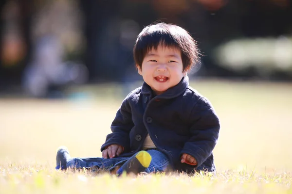 Chlapeček Sedí Trávě Parku — Stock fotografie