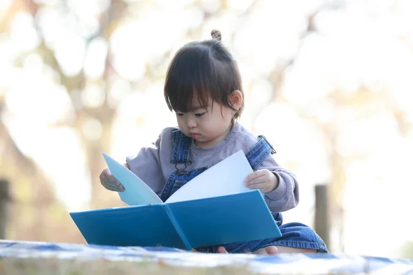 Aziatische Kleine Meisje Lezen Boek Park — Stockfoto
