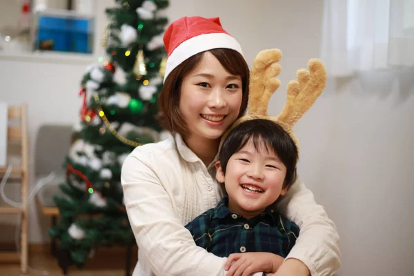 Lycklig Mor Och Son Vid Jul — Stockfoto