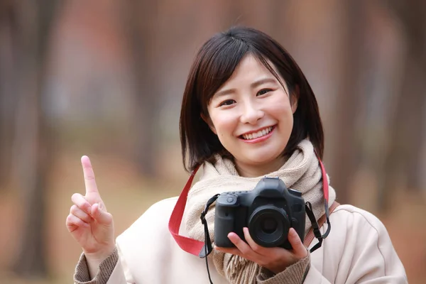 笑顔の女性カメラマンのイメージ — ストック写真