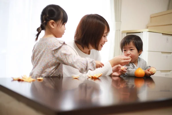 Asyalı Anne Çocuklar Mutfakta Sağlıklı Yiyecekler Yiyorlar — Stok fotoğraf