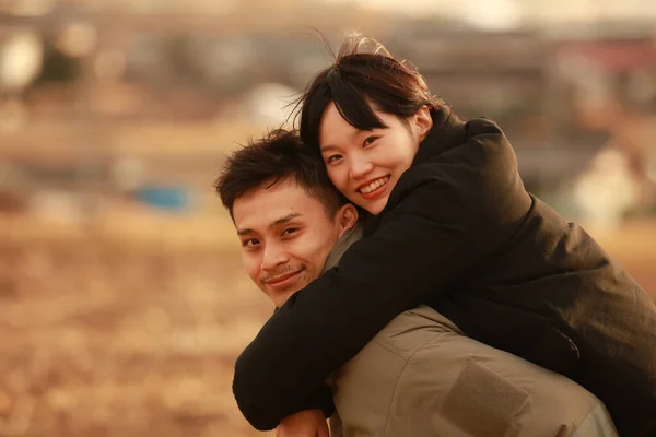 Retrato Dos Jóvenes Asiático Pareja Posando Aire Libre — Foto de Stock