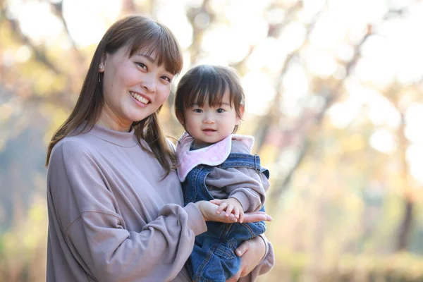 Söt Liten Asiatisk Flicka Och Hennes Mamma Parken Har Kul — Stockfoto