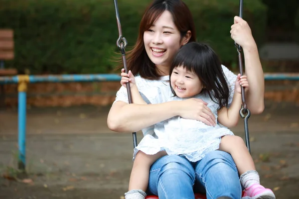 Madre Con Figlioletta Carina Che Gioca Insieme Nel Parco — Foto Stock