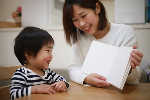 Šťastný Asijské Rodina Čtení Kniha Doma — Stock fotografie