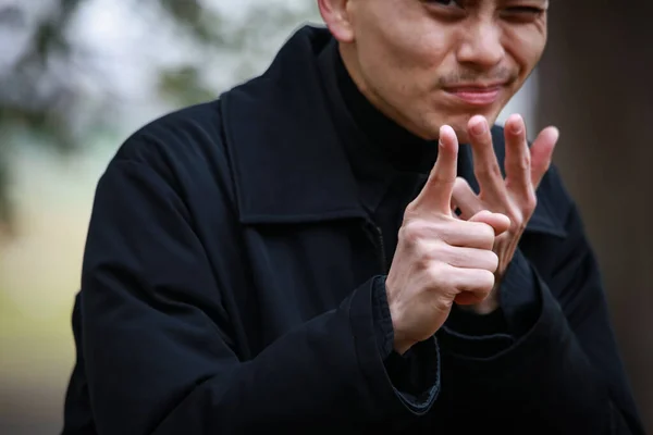 Unga Asiatiska Män Gestikulerar — Stockfoto