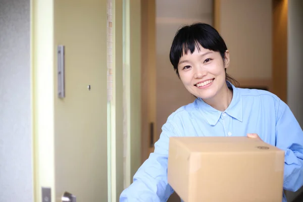 Азіатська Жінка Отримує Посилку — стокове фото