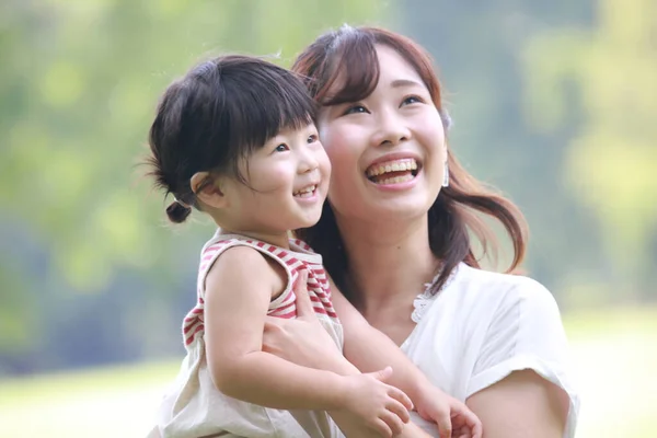 若いアジア系の母親と娘が屋外で — ストック写真