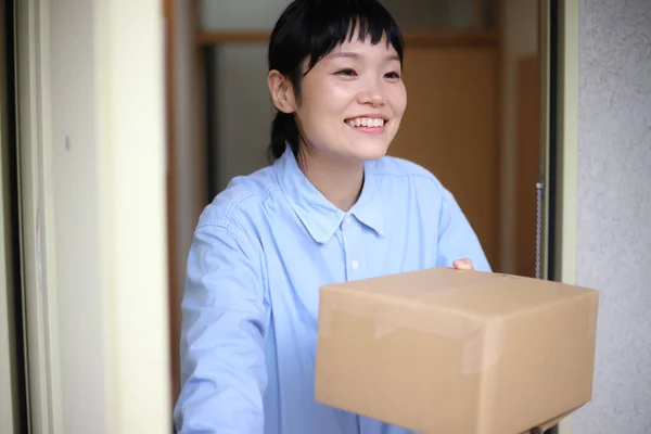 Mujer Asiática Recibiendo Parto Paquete — Foto de Stock