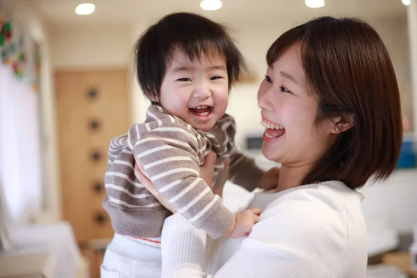 Gelukkig Aziatische Moeder Met Haar Kleine Zoon — Stockfoto