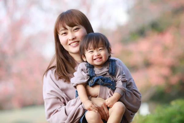 Lindo Poco Asiático Chica Mamá Parque Tener Divertido — Foto de Stock
