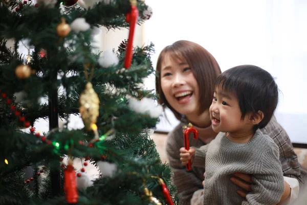 Heureux Asiatique Famille Avec Noël Arbre Maison — Photo