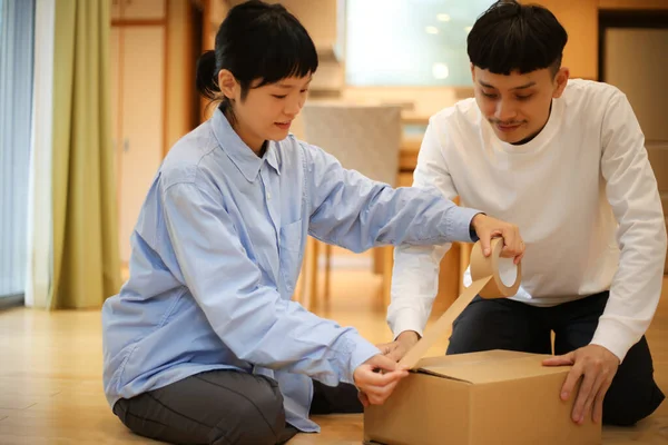 Asiatisches Paar Mit Paketzustellung Hause — Stockfoto