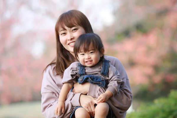Söt Liten Asiatisk Flicka Och Hennes Mamma Parken Har Kul — Stockfoto