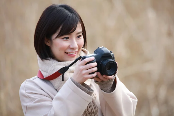 Asiatisk Kvinna Som Tar Bild Parken — Stockfoto