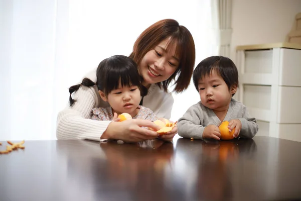 アジアの母親と子供たちは台所で健康食品を食べ — ストック写真