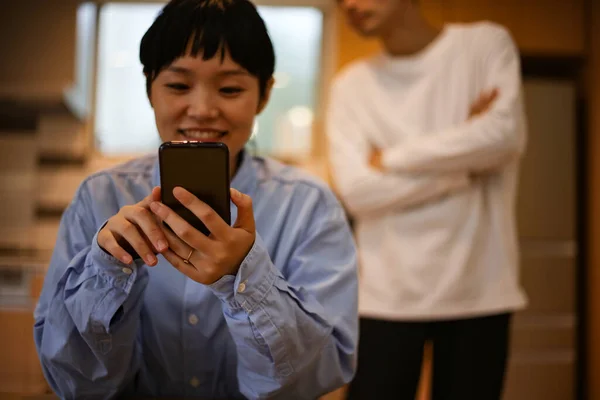 Unga Asiatiska Par Som Använder Smartphone Vardagsrummet — Stockfoto