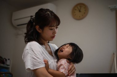 Ağlayan çocuk ve anne görüntüsü