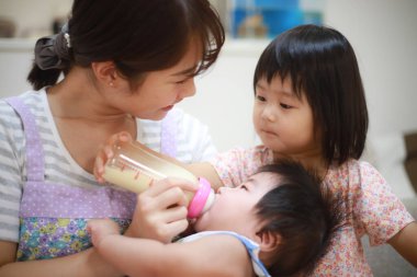 Anne küçük bebeği besleme