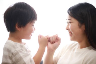 Asyalı anne ve oğlu birlikte oynama 