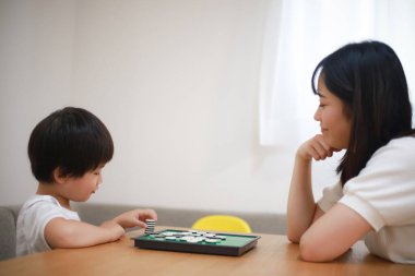 Annesiyle Othello 'nun oynadığı bir çocuk.