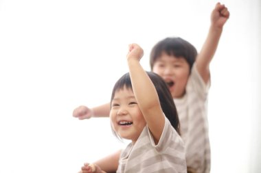 Asyalı küçük oğlan ve kız birlikte oynuyorlar. 